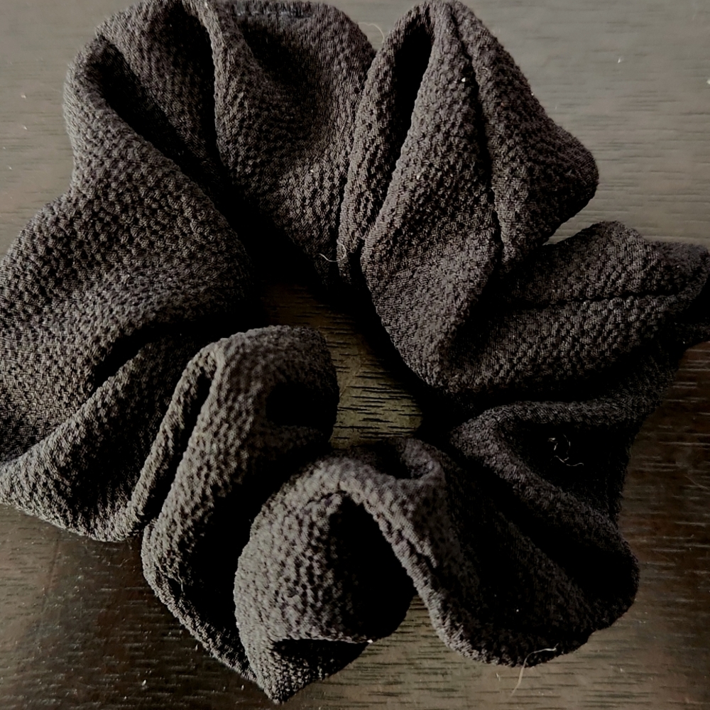Black scrunchy